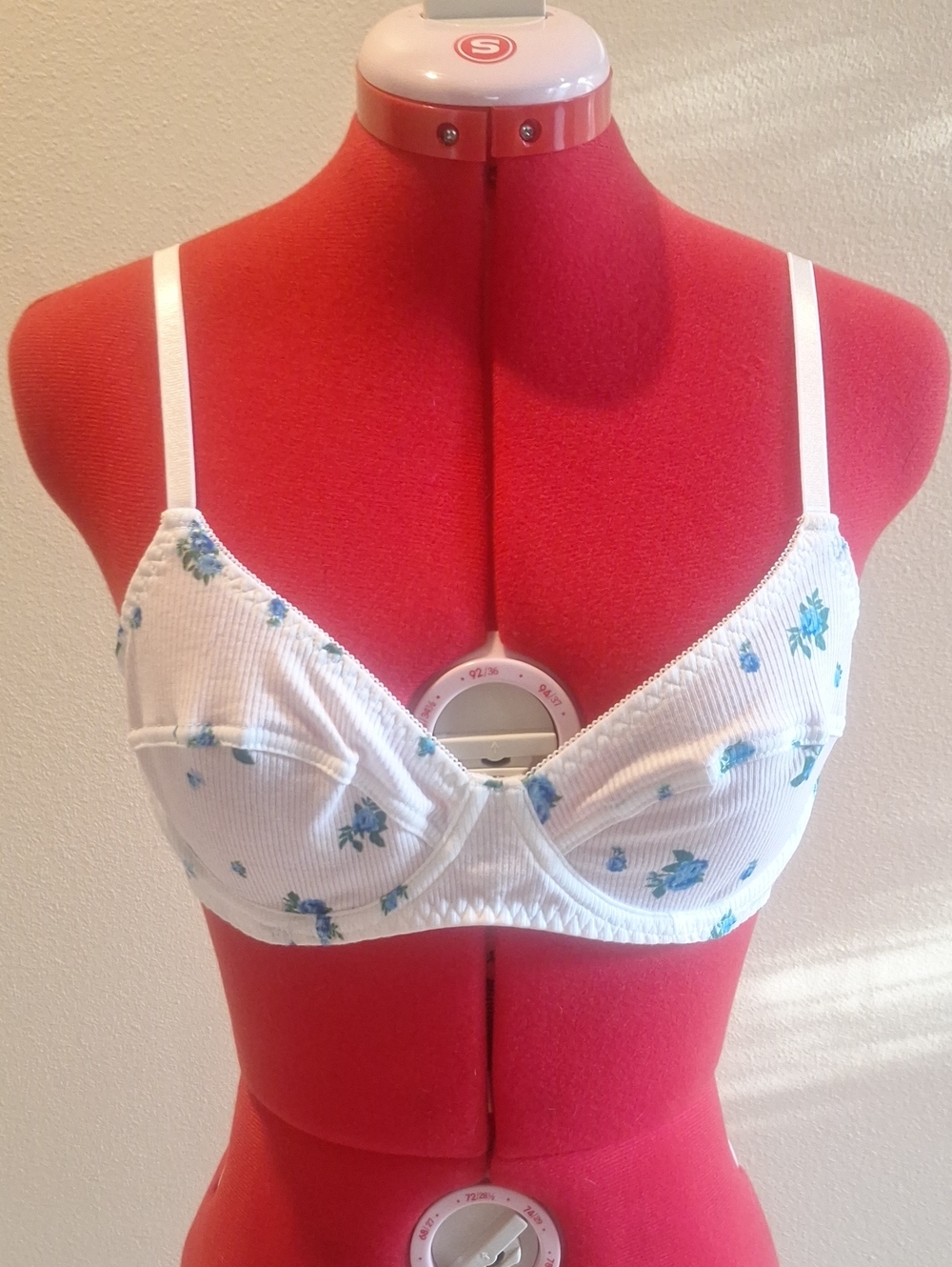 White Floral Underwire Bra with Blue Rose Print Size M Bnwot